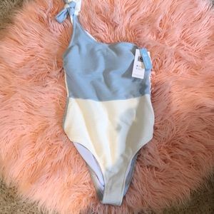 One shoulder swimsuit